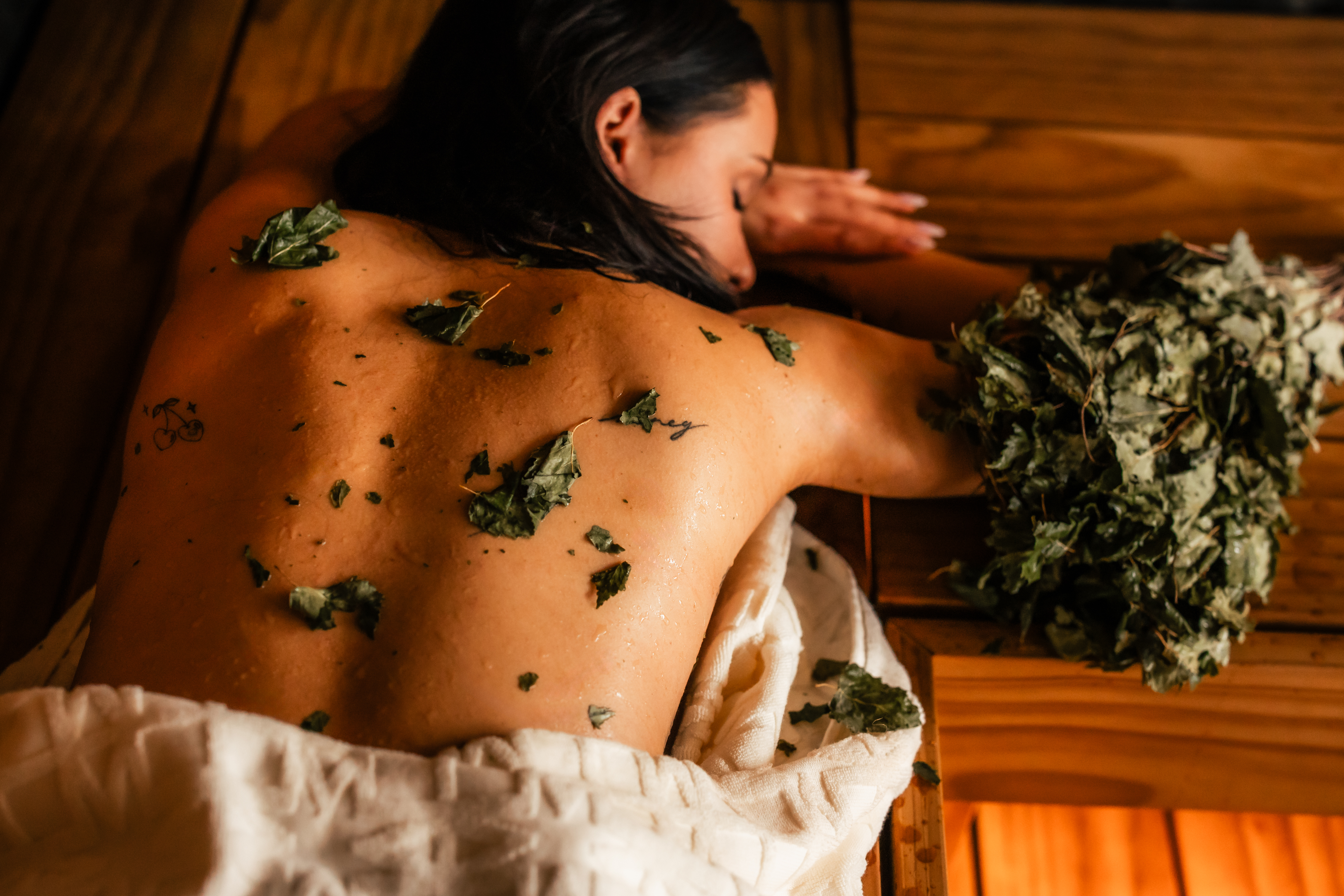 Traditional Finnish sauna ritual at Skýra Retreat’s Nordic Spa, combining heat, natural birch whisks and Arctic wellness.